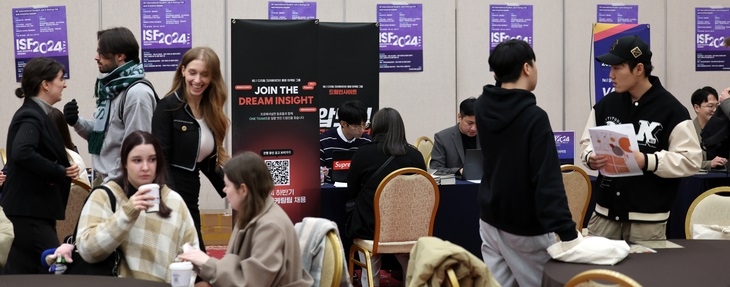 Foreign students speak with company recruiters during the Foreign Student Career and Startup Fair at Sejong University in Gwangjin District, Seoul. (Newsis)