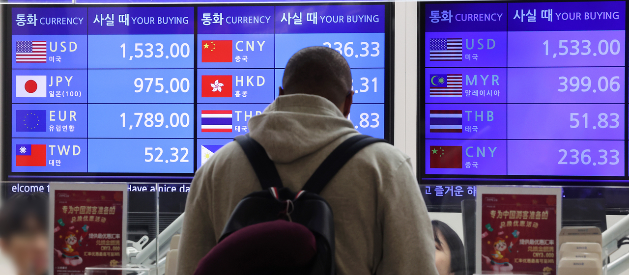 Exchange rates of foreign currencies are displayed at a bank booth in the Incheon International Airport on Jan. 19. (Yonhap)