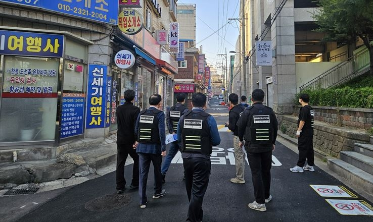 Officials of the Seoul Immigration Office conduct an operation to crack down on undocumented workers in Yeongdeungpo-gu, Seoul, in 2025. (Seoul Immigration Office)