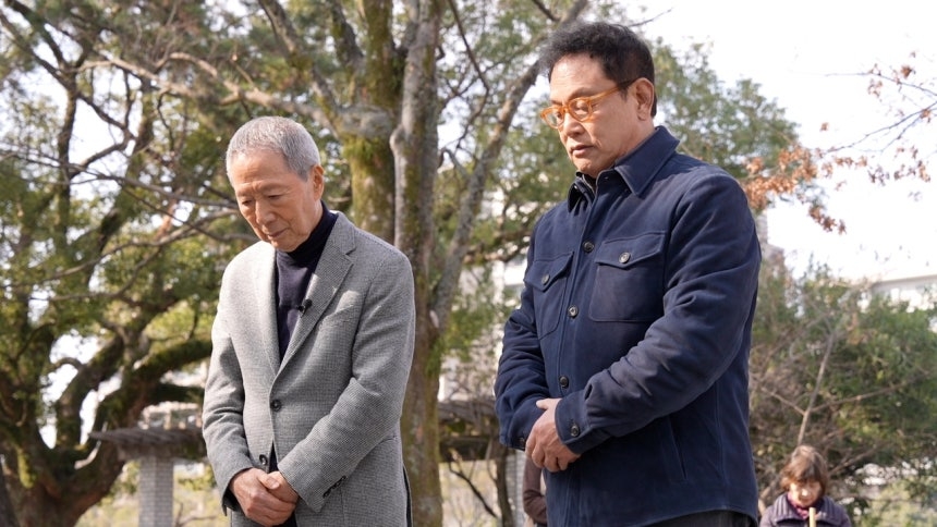 히로시마 평화의 공원내 위령비를 참배하는 권 회장과 김영철