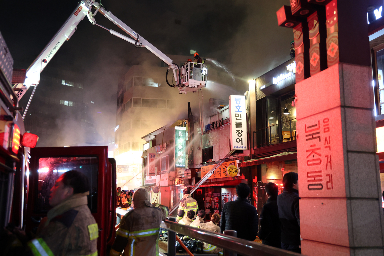 A fire burns at a restaurant in Bukchang-dong, Jung-gu, central Seoul, Thursday. (Yonhap)