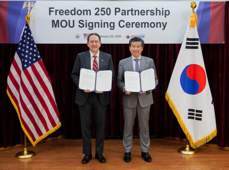 American Chamber of Commerce in Korea Chairman James Kim (right) and Jim Heller, charge d'affaires ad interim at the US Embassy in Seoul, pose for a photo at a memorandum of understanding signing event in Seoul on Wednesday. (AmCham)