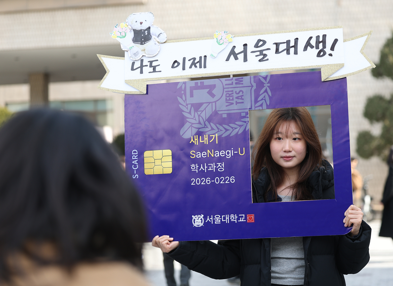 A student poses for a photo during Seoul National University’s entrance ceremony in Seoul on Thursday. (Yonhap)