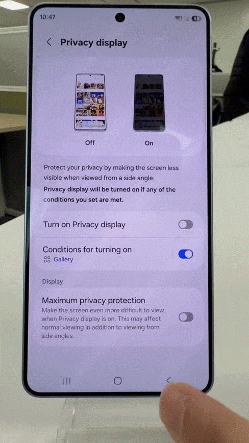 Open the Gallery, the screen goes private. Close it, back to normal. The S26 Ultra's Privacy Display can be configured to trigger only for specific apps without any manual switching. (Moon Joon-hyun/The Korea Herald)