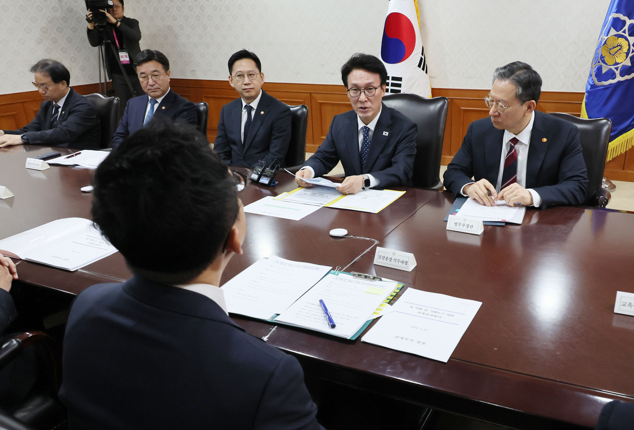 Prime Minister Kim Min-seok (2nd from R) presides over a government meeting on handling fake news at the government complex in Seoul on Thursday. (Yonhap)