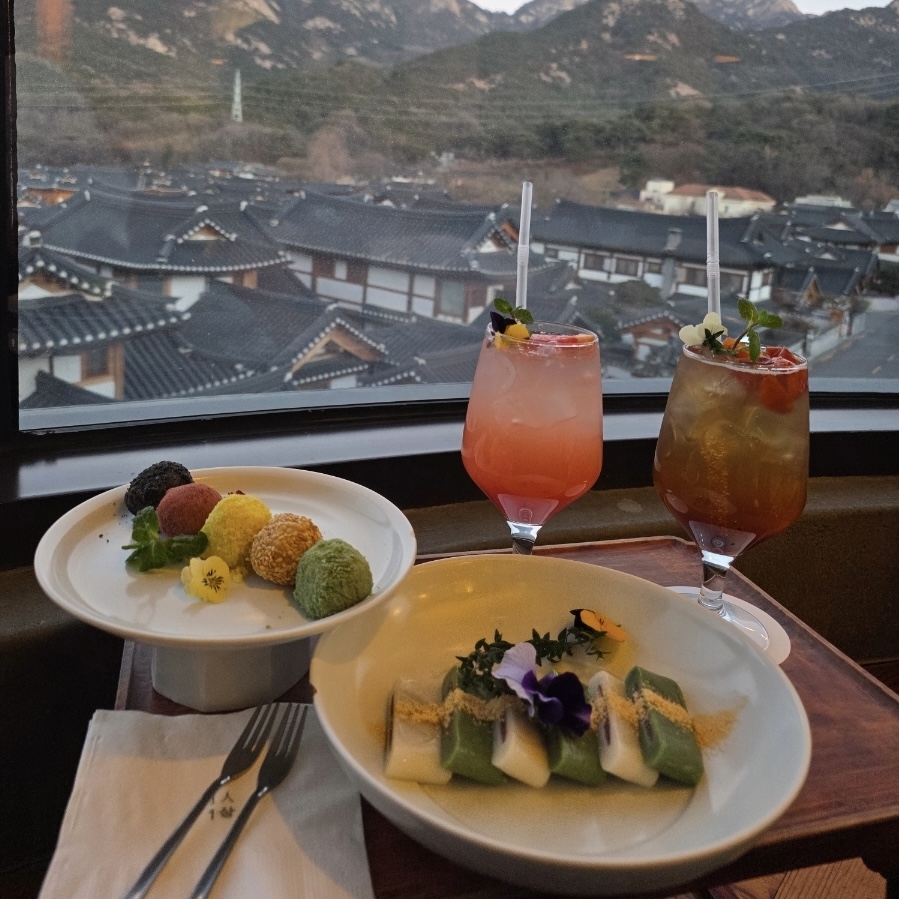 The dessert set menu at Irin Iljan, accompanied with rice cakes and a drink for each dessert dish (Lee Jung-joo/The Korea Herald)
