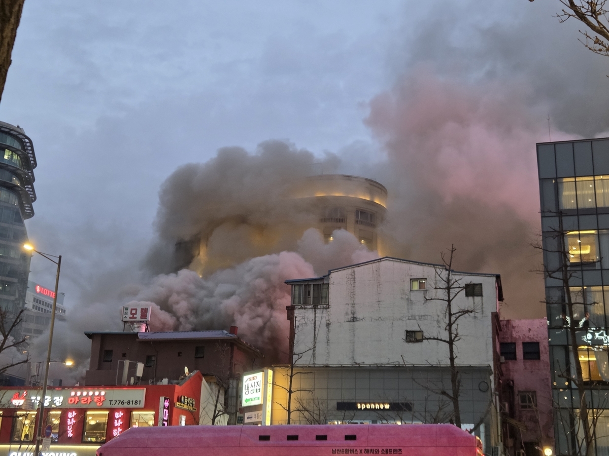 Smoke was reported rising from a commercial building in Bukchang-dong, Jung-gu, Seoul, Thursday evening. (Yonhap)