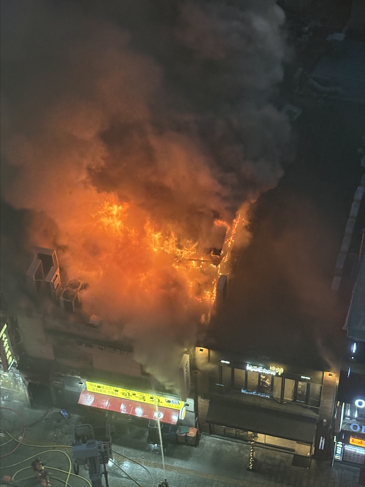 A fire burns at a restaurant in Bukchang-dong, Jung-gu, central Seoul, Thursday. (Yonhap)