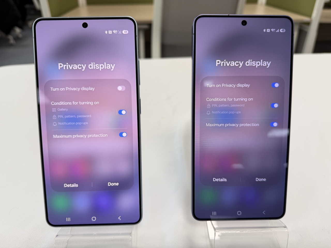 The Galaxy S26 Ultra's Privacy Display settings with the feature off (left) and on (right). With maximum protection enabled, the right unit's screen is already noticeably dimmer from this slight angle. (Moon Joon-hyun/The Korea Herald)