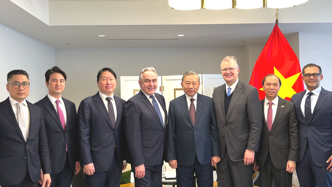 SK Group Chairman Chey Tae-won (third from left), To Lam (fourth from right), general secretary of Vietnam's Communist Party and Kurt Campbell (fourth from left), the chairman of The Asia Group, post for a photo at a TAG-hosted event in Washington on Feb. 20. (LinkedIn post by TAG)