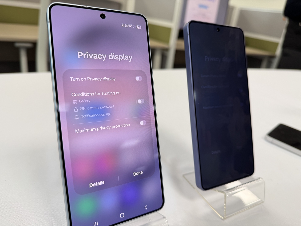 Viewed from a sharper angle, the difference becomes stark. The same Privacy Display settings screen is clearly legible on the unit with the feature off (left) but nearly unreadable on the unit behind it. (Moon Joon-hyun/The Korea Herald)