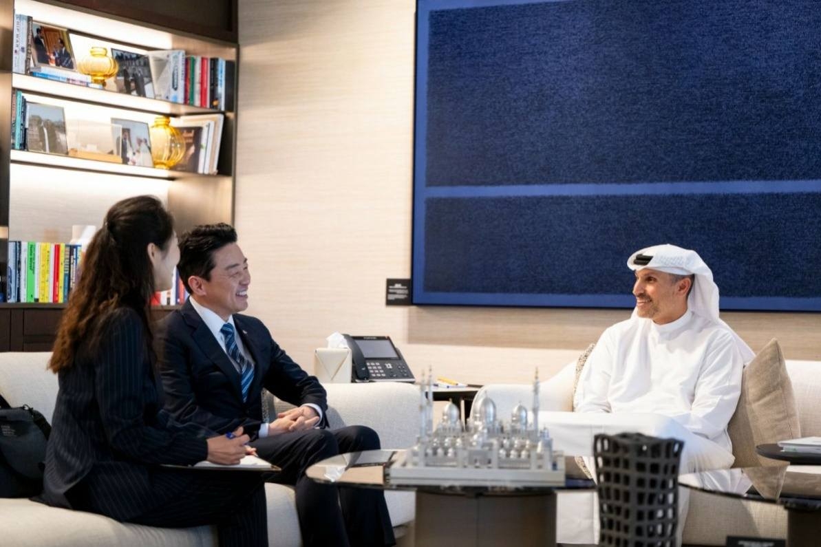 Kang Hoon-sik, the presidential chief of staff, meets Khaldoon Khalifa Al Mubarak, chair of Abu Dhabi’s Executive Affairs Authority and the UAE president’s envoy overseeing ties with South Korea, in the UAE on Wednesday. (Kang Hoon-sik’s Facebook)