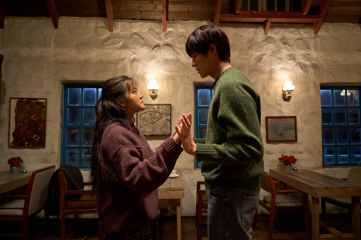 Go Ah-sung (left) and Moon Sang-min star in "Pavane." (Netflix)