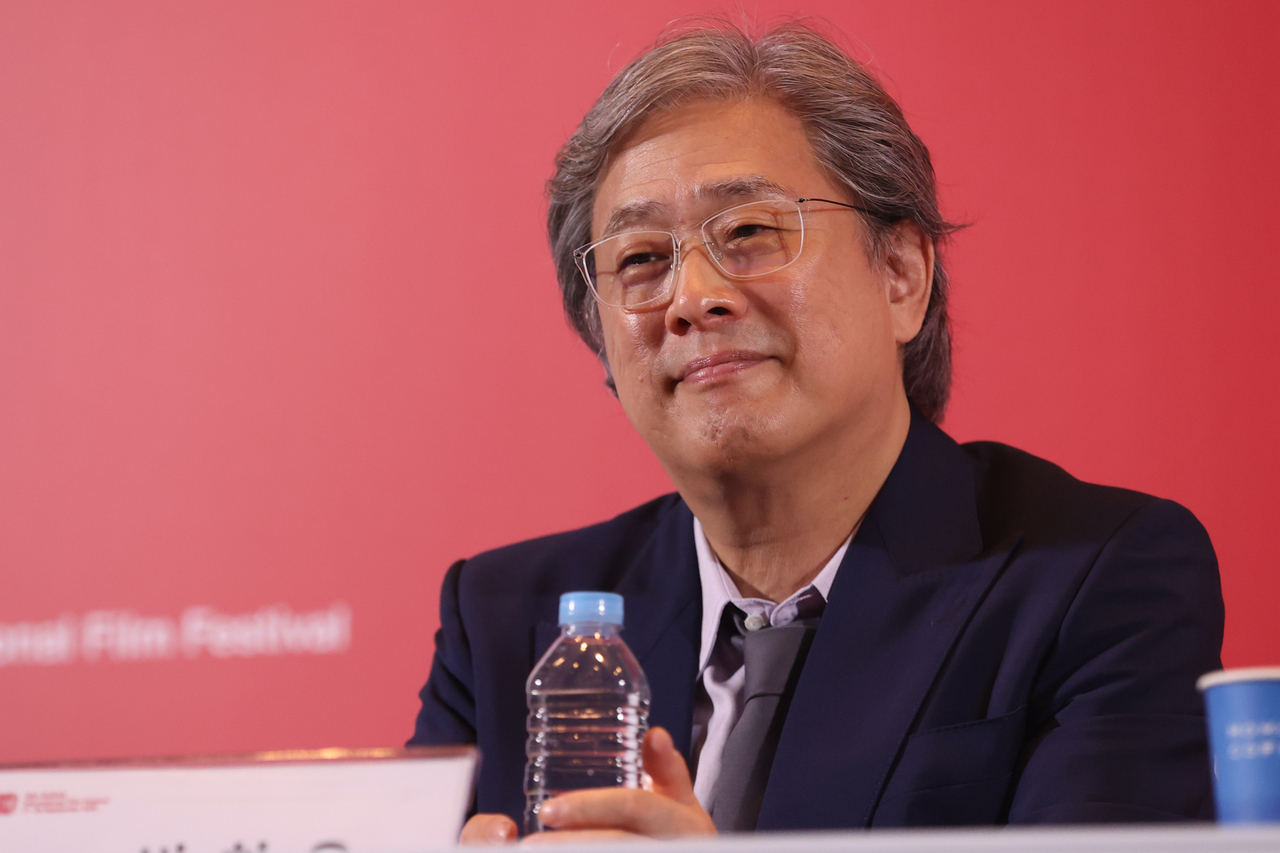 박찬욱 감독이 지난해 부산 해운대구 영화의전당 중극장에서 열린 제30회 부산국제영화제(BIFF) 개막작 ‘어쩔수가없다’ 기자회견에서 질문을 듣고 있다. [연합]