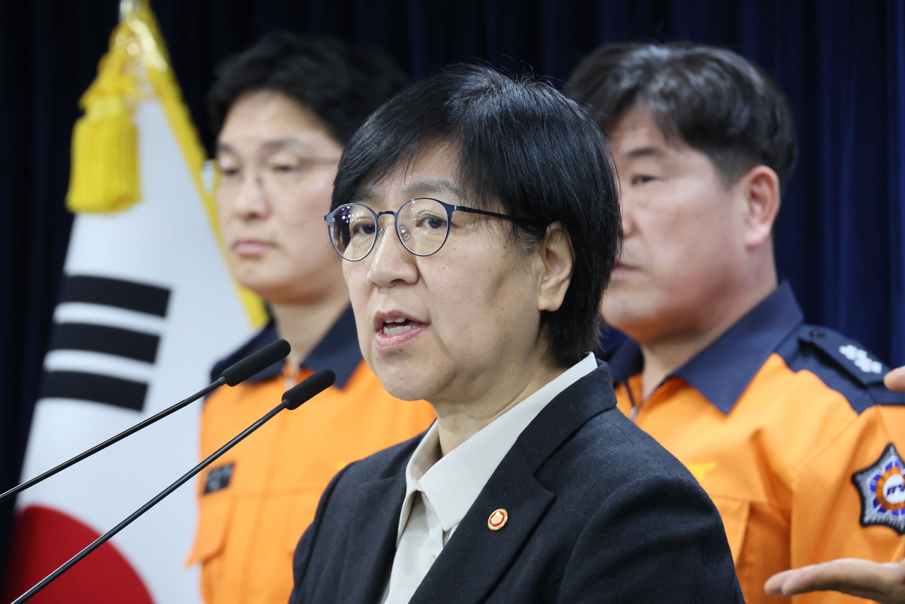 Health Minister Jeong Eun-kyeong briefs reporters on a pilot project for a new emergency patient transfer system at the Seoul Government Complex on Wednesday. (Yonhap)