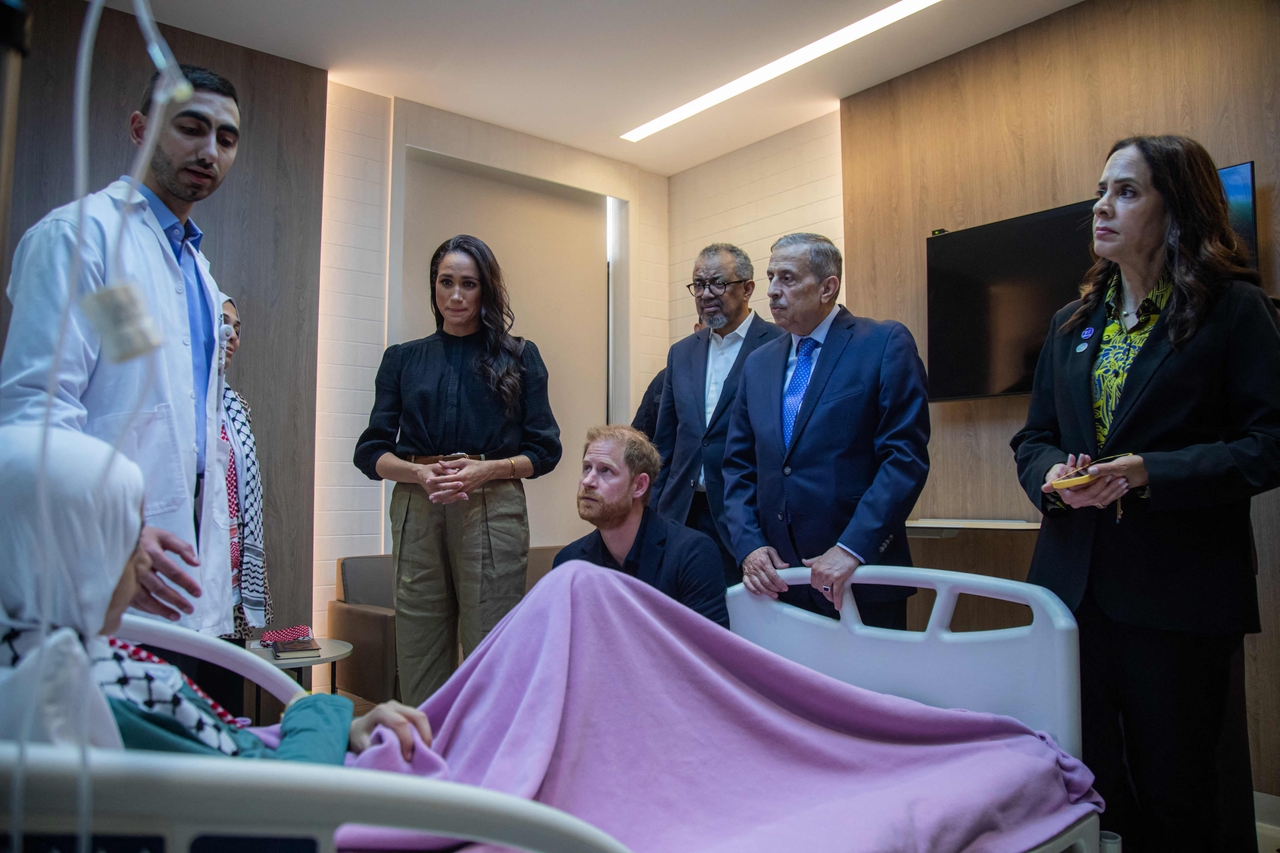 Meghan (center left), Duchess of Sussex and Prince Harry (center right), Duke of Sussex along with WHO Director-General Tedros Adhanom Ghebreyesus (third from right) visit children who have been evacuated from Gaza for medical care, at the Speciality Hospital in Amman, Jordan, Wednesday.   (AFP-Yonhap)