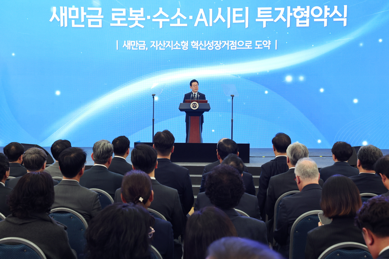 President Lee Jae Myung delivers a congratulatory speech during a signing ceremony for a memorandum of understanding supporting Hyundai Motor Group’s investment in the Saemangeum reclaimed land, held at the Gunsan Saemangeum Convention Center in Gunsan, North Jeolla Province, Friday. (Yonhap)