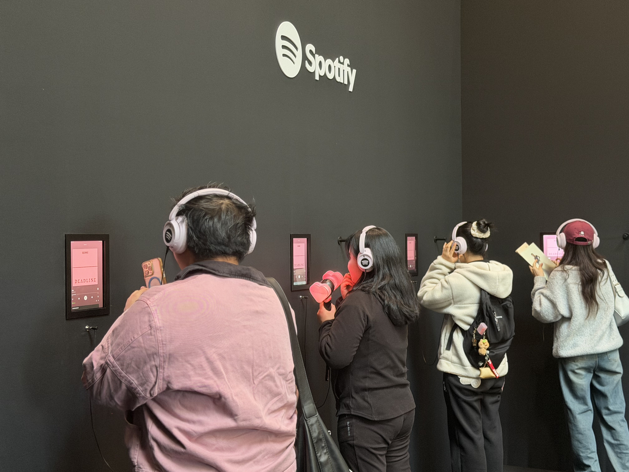 Museumgoers listen to Blackpink’s new EP, “Deadline,” during a special event at the National Museum of Korea in Yongsan, central Seoul, Friday (Youn Ye-jin/The Korea Herald)