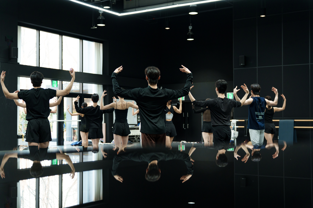 Dancers rehearse a scene from the piece "Jakie" (Seoul Metropolitan Ballet)
