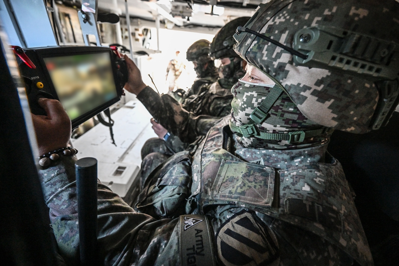 A soldier remotely operates an explosive ordnance disposal robot during a drill Thursday in Yangpyeong, Gyeonggi Province. (Army)