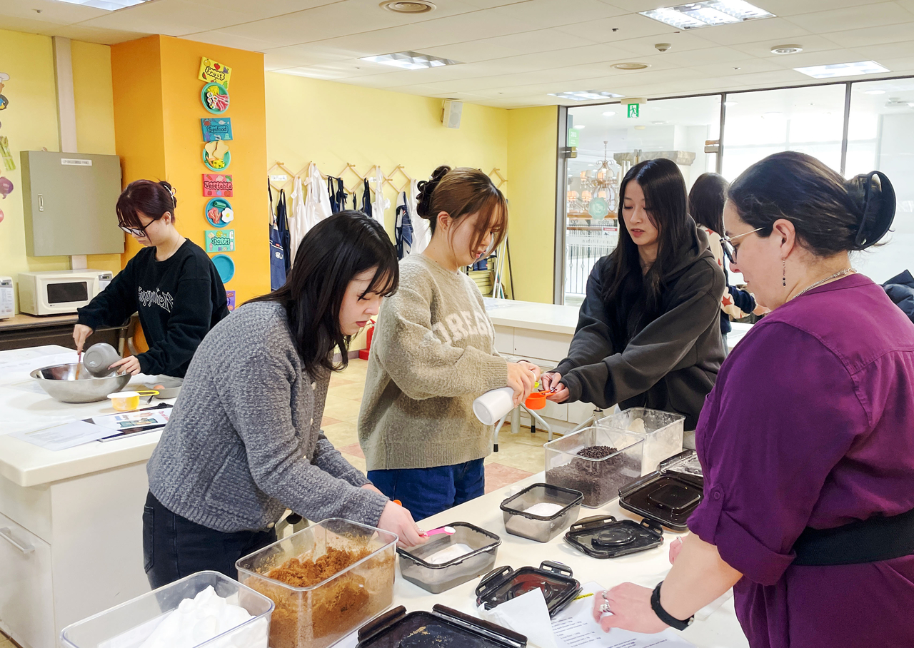 대구경북영어마을 일본 큐슈대 영어연수 요리체험영어 교육 모습.[영진전문대 제공]