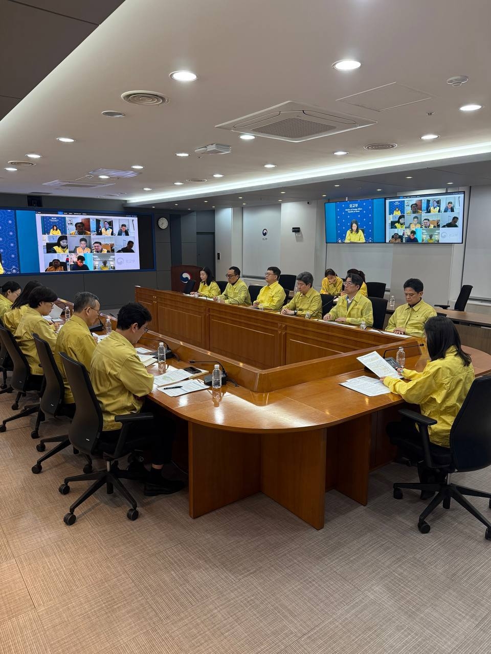 Second Vice Foreign Minister Kim Jina chairs a joint meeting linking the Foreign Ministry headquarters with overseas missions — including South Korea’s embassies in Iran and Israel and missions in neighboring countries — at the ministry in Seoul. (Ministry of Foreign Affairs)