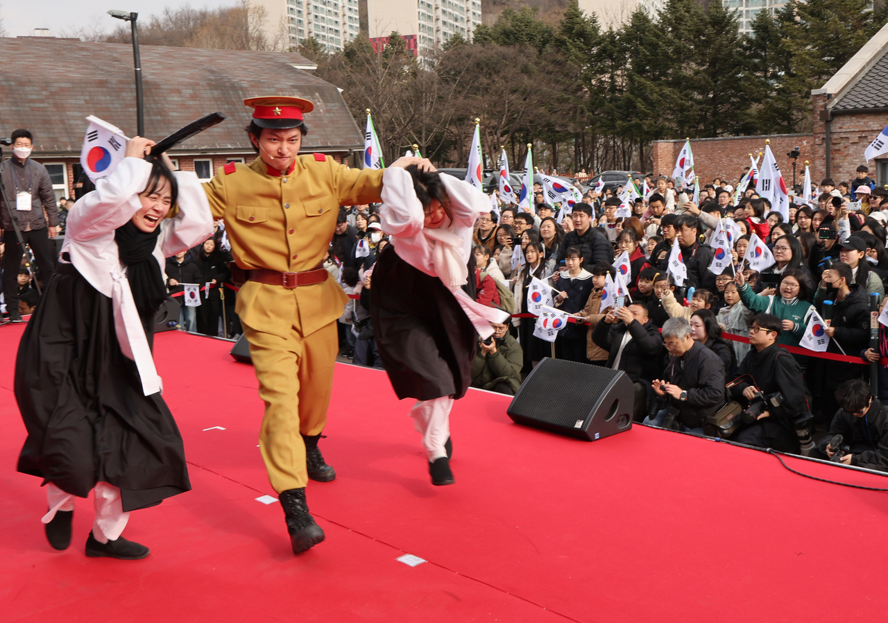A reenactment performance of the independence movement is held at Seodaemun Independence Park in Seodaemun-gu, Seoul, on Sunday. (Yonhap)