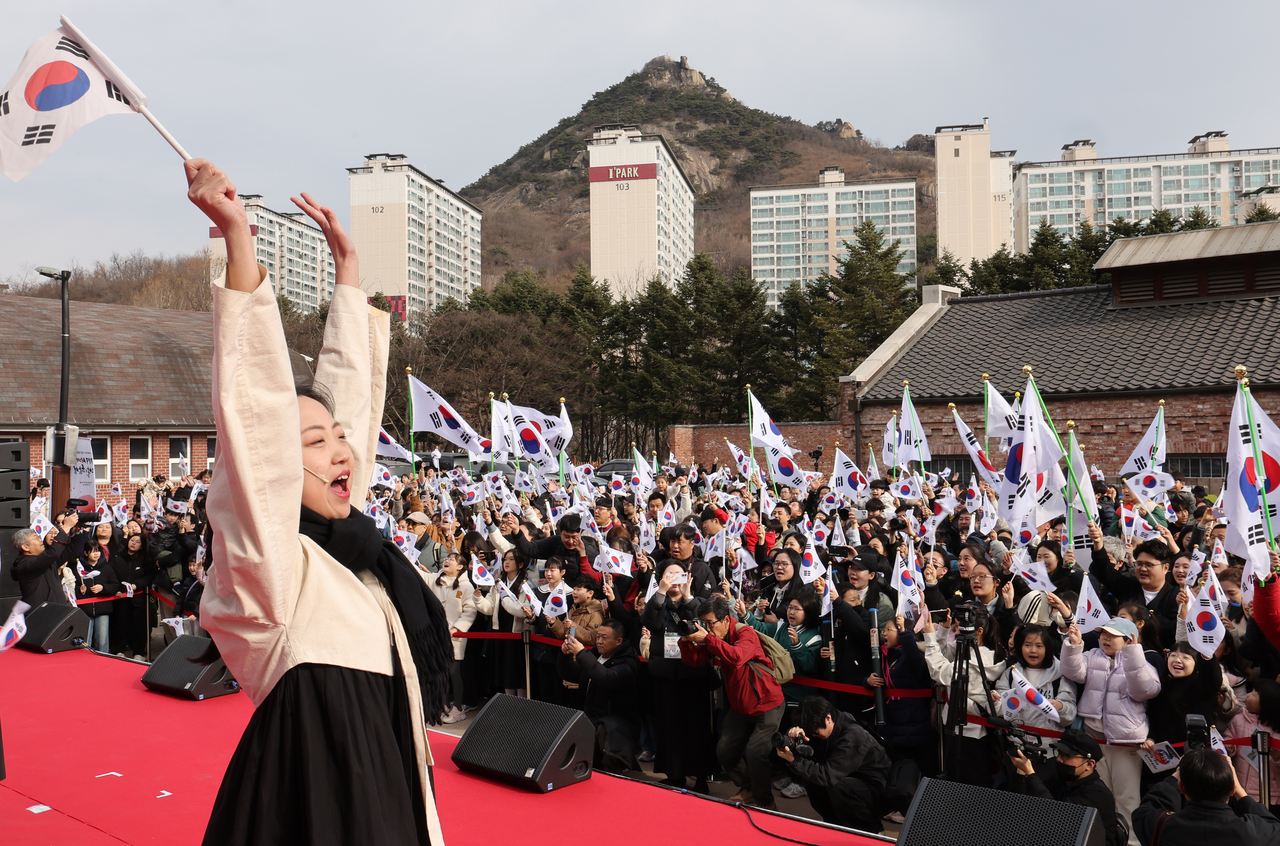A reenactment performance of the independence movement is held at Seodaemun Independence Park in Seodaemun-gu, Seoul, on Sunday. (Yonhap)