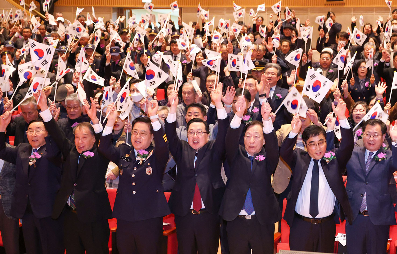 Participants are seen at a ceremony marking the 107th anniversary of the March 1 Independence Movement held at the main auditorium of Daejeon City Hall , Sunday. (Yonhap)