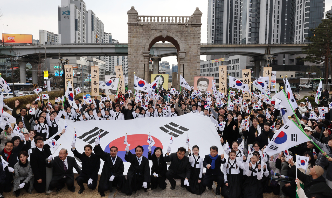 On Sunday,  participants wave Taegukgi flags after completing a march to Independence Gate during the event “1919 Seodaemun, the Cry of That Day,” held near Seodaemun Independence Park in Seodaemun-gu, Seoul. (Yonhap)