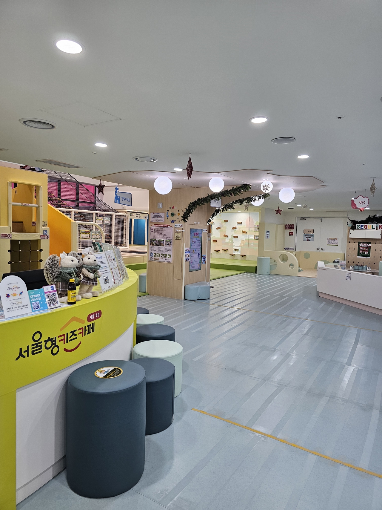 A view from the counter of the city-run Seoul Kids Cafe in Daebang-dong, Dongjak-gu, Dec. 17. (Courtesy of Choi Jae-hee)