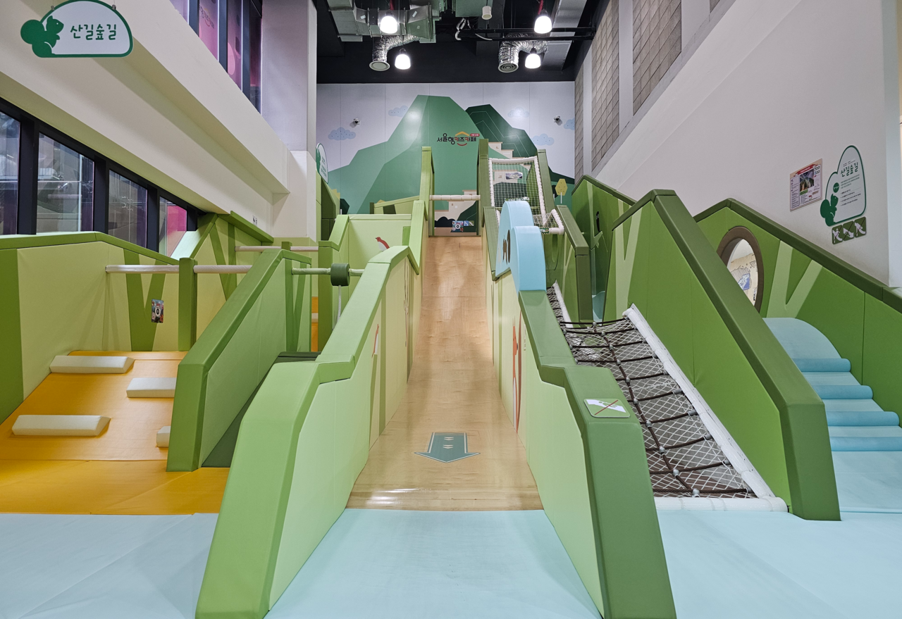 Large slides at the city-run Seoul Kids Cafe in Daebang-dong, Dongjak-gu, Dec. 17. (Courtesy of Choi Jae-hee)