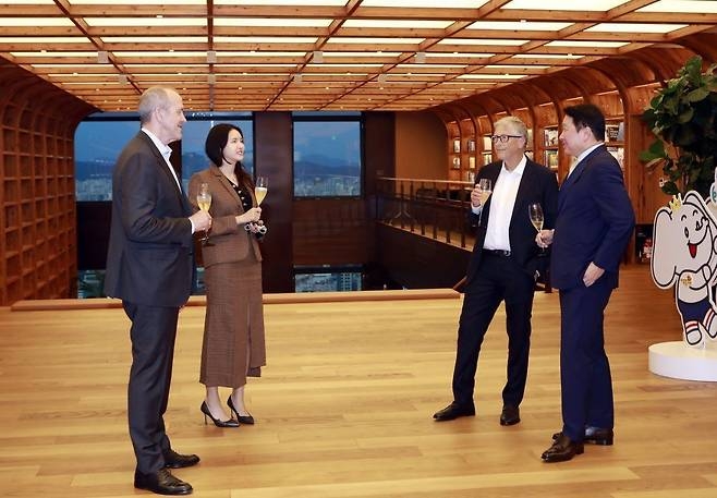 From left:TerraPower CEO Chris Levesque, SK Biopharmaceuticals Vice President Chey Yoon-chung, Bill Gates and SK Group Chair Chey Tae-won converse at SK Seorin Building in Seoul in August 2025. (SK Group)
