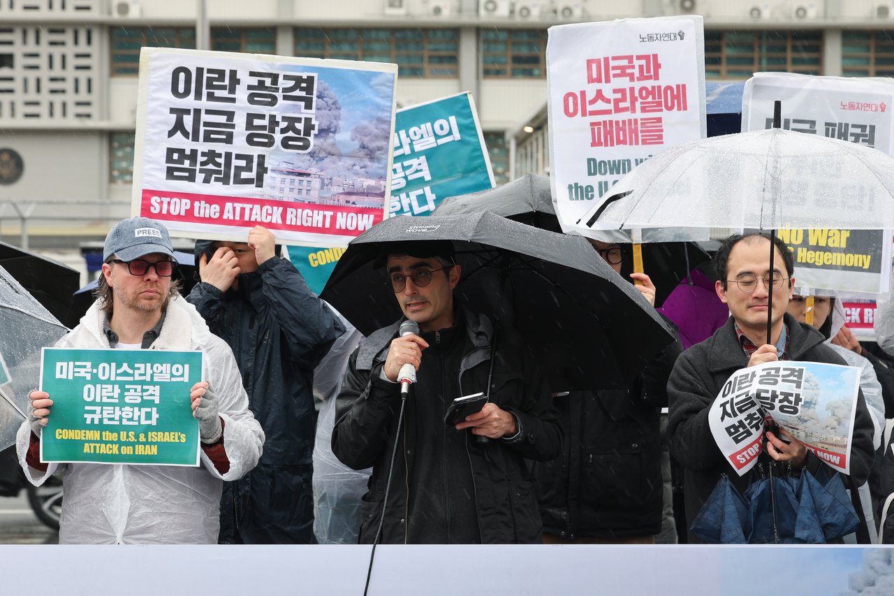 Civic groups and activists hold a press conference in front of the US Embassy in Seoul’s Jongno-gu on Monday to condemn the US and Israel’s attacks on Iran. (Yonhap)