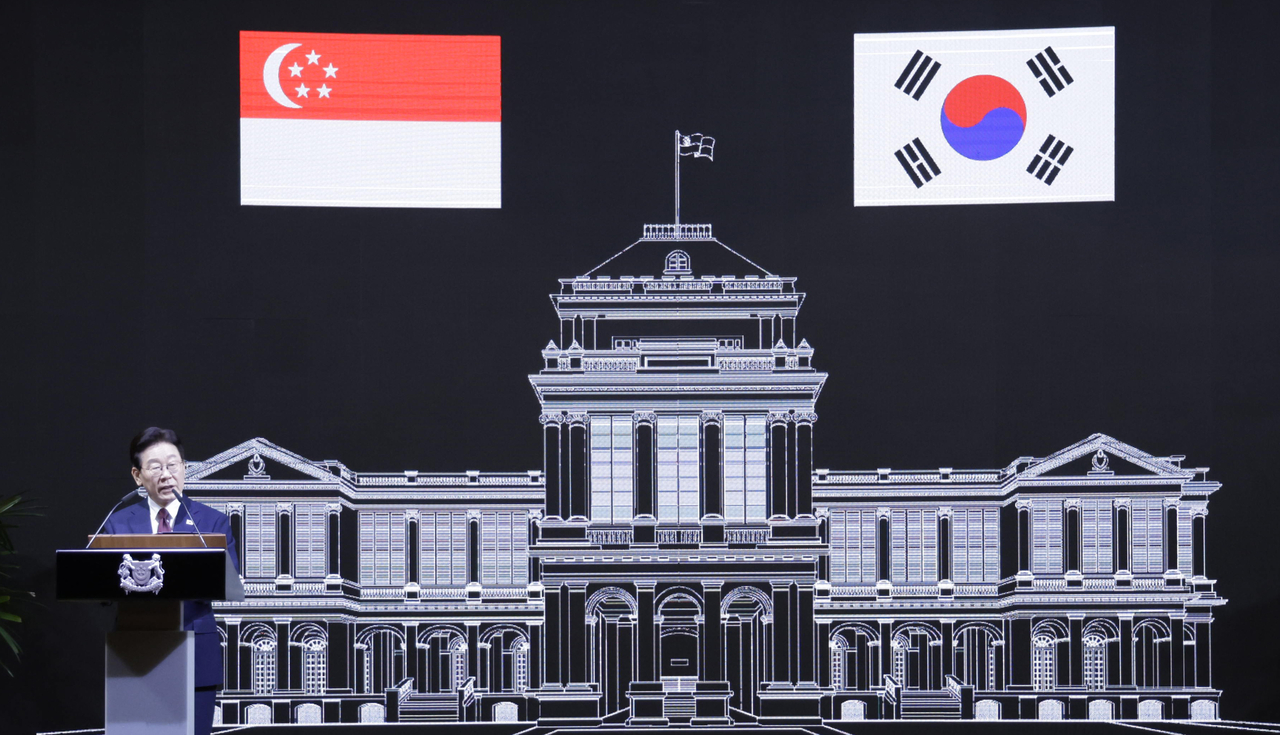 President Lee Jae Myung speaks during a state dinner hosted by Singaporean President Tharman Shanmugaratnam at Capella Singapore on Monday. (Yonhap)