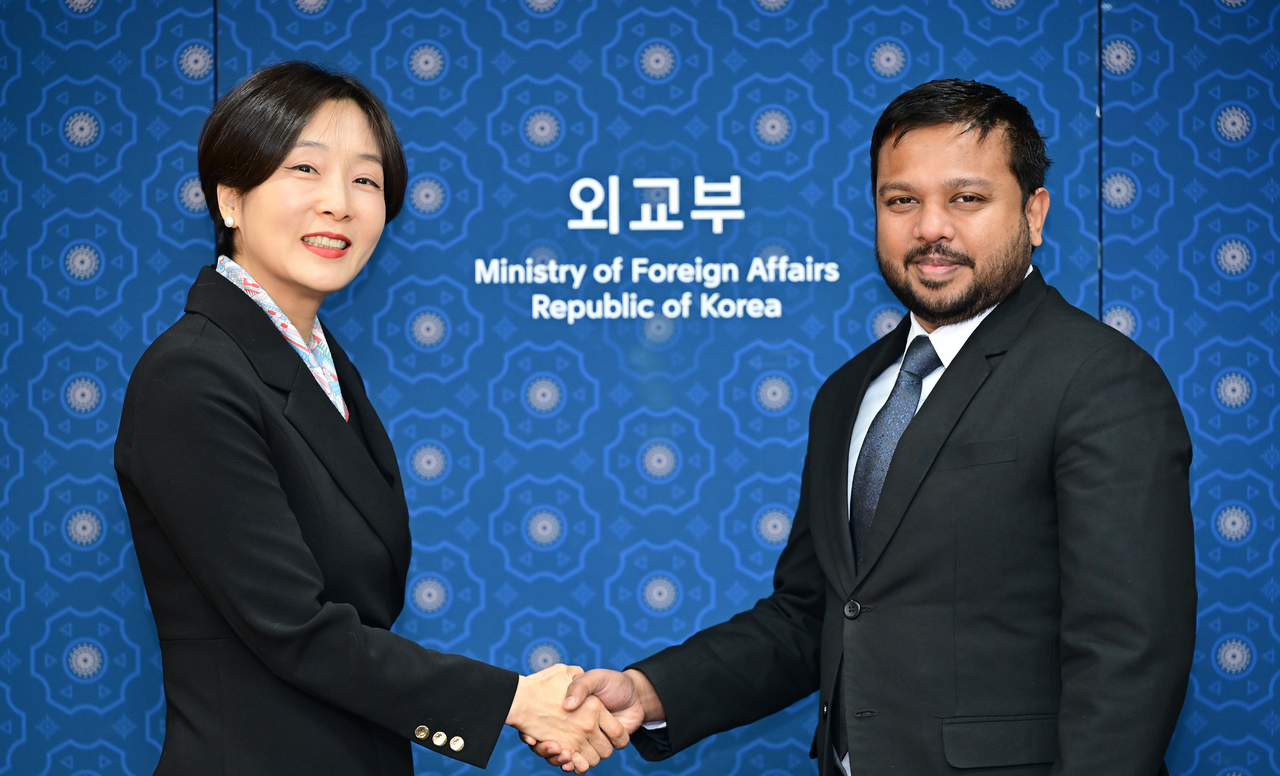 Sri Lankan Deputy Minister of Foreign Affairs and Foreign Employment Arun Hemachandra (right) and South Korean Deputy Minister of Foreign Affairs Chung Eui-hae pose for a photo in Seoul. (South Korea’s Foreign Ministry)