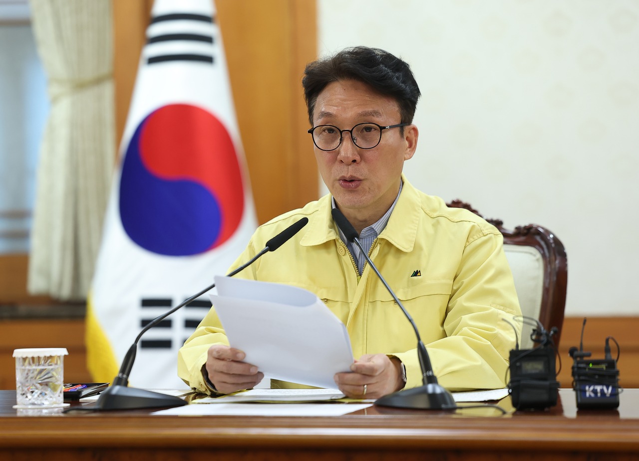 Prime Minister Kim Min-seok speaks at the start of a meeting of relevant Cabinet ministries at the government complex in Seoul on Monday, for a review of the widening conflict in the Middle East. (Yonhap)