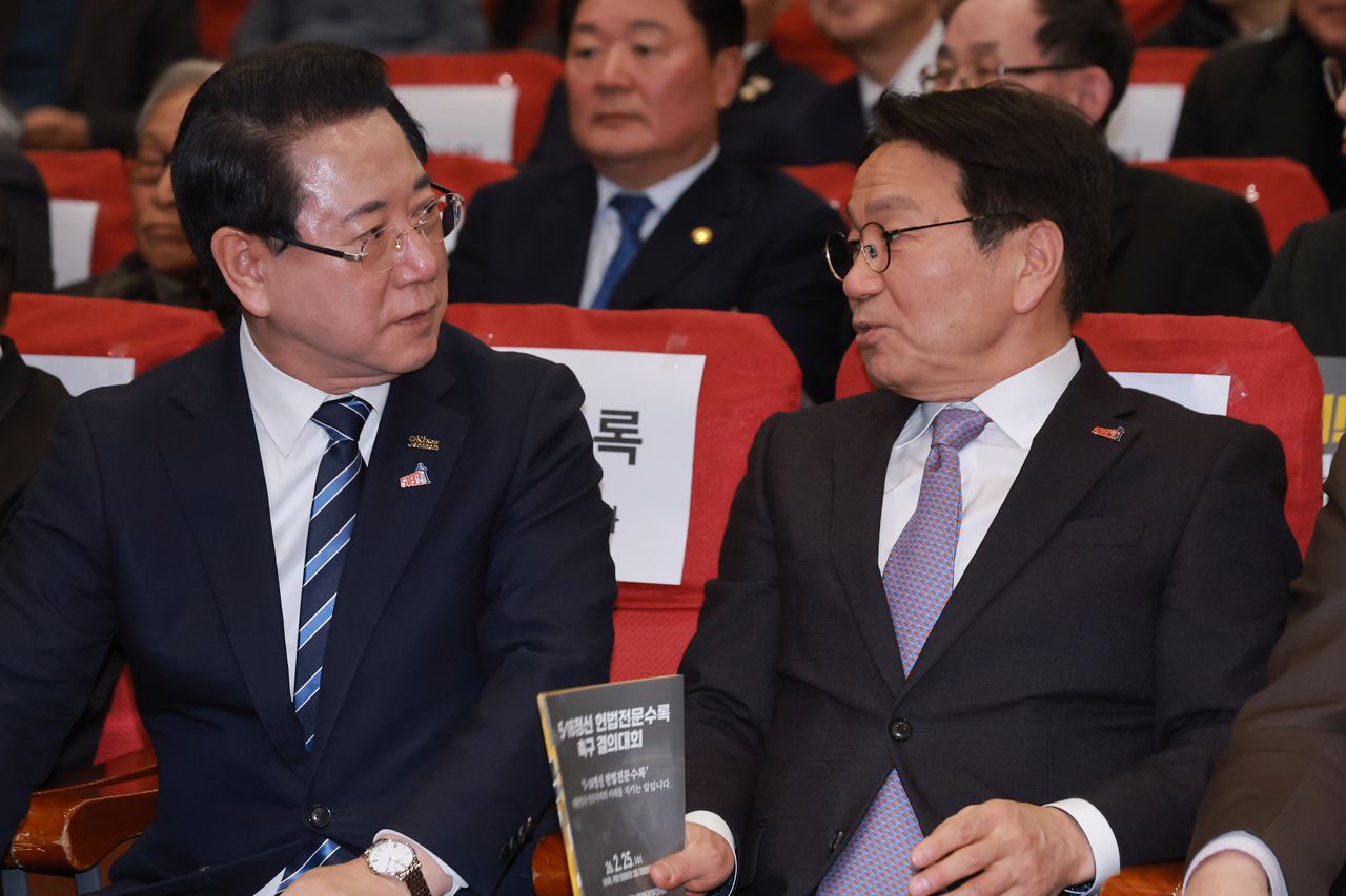 South Jeolla Province Gov. Kim Yung-rok (left) and Gwangju Mayor Kang Gi-jung speak at the National Assembly in central Seoul on Feb. 25. (Yonhap)