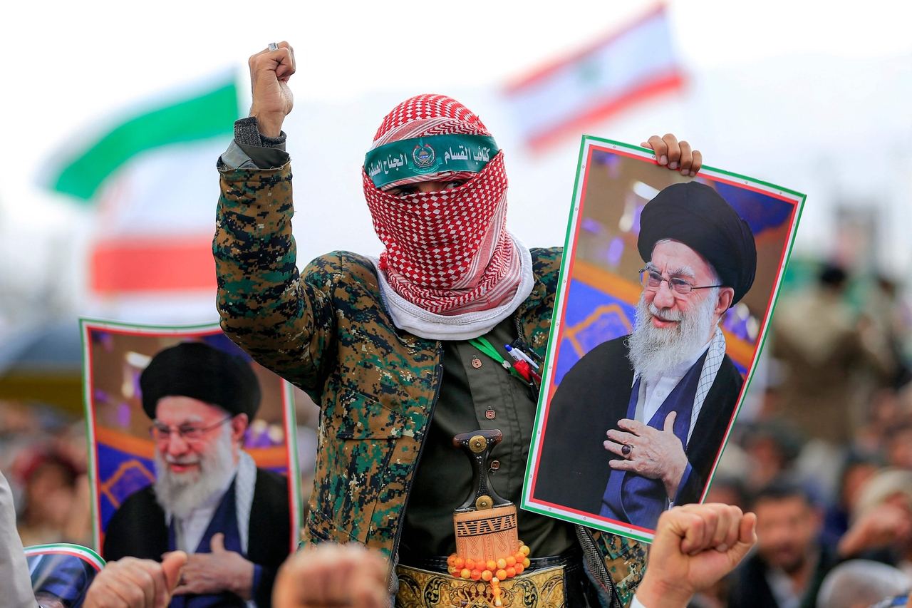 A masked man holds a picture of Iran's Supreme Leader Ali Khamenei during a memorial rally held by supporters of Yemen's Houthis, a day after Khamenei was assassinated during US and Israeli strikes on Tehran, in the Houthi-held capital Sanaa on Sunday. (AFP-Yonhap)