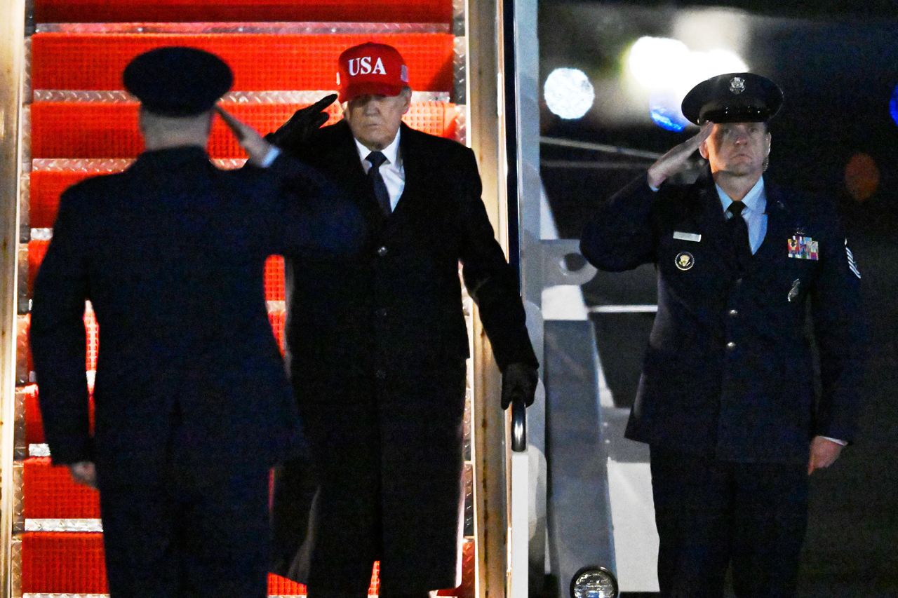 US President Donald Trump arrives on Air Force One, Sunday, at Joint Base Andrews, Maryland. (AP-Yonhap)