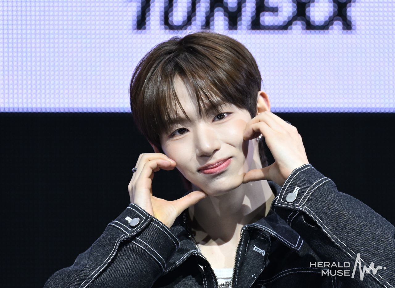 [헤럴드뮤즈=윤병찬 기자] 3일 오후 광진구 예스24라이블 홀에서 신인 보이그룹 튜덱스(TUNEXX)의 쇼케이스가 열렸다.
튜넥스(동규, 인후, 타이라, 성준, 제온, 시환, 아틱)의 팀명은 시그니처 키워드인 ‘TUNE’과 두 가지 의미의 ‘X(Unclassified / Cross)’를 결합한 것으로, 정해진 틀에 머무르지 않고 경계를 넘나들며 스스로의 영역을 확장해 나간다는 의미를 담고 있다.