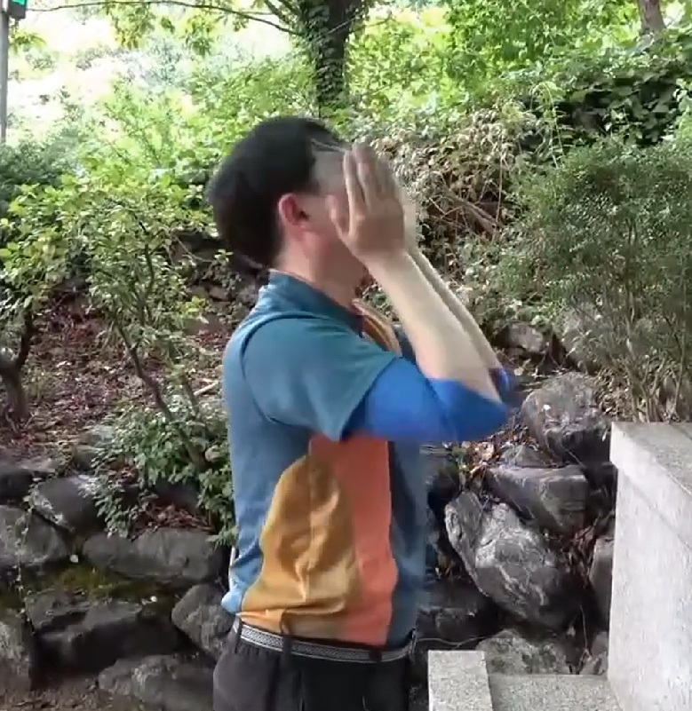 A scene from “Hansarang Hiking Club,” a comedy series by the YouTube channel Pisik University, shows a comedian portraying a man in his 50s slapping his face while freshening up, poking fun at so-called “ajeossi” skin care. (YouTube, KAFTV)