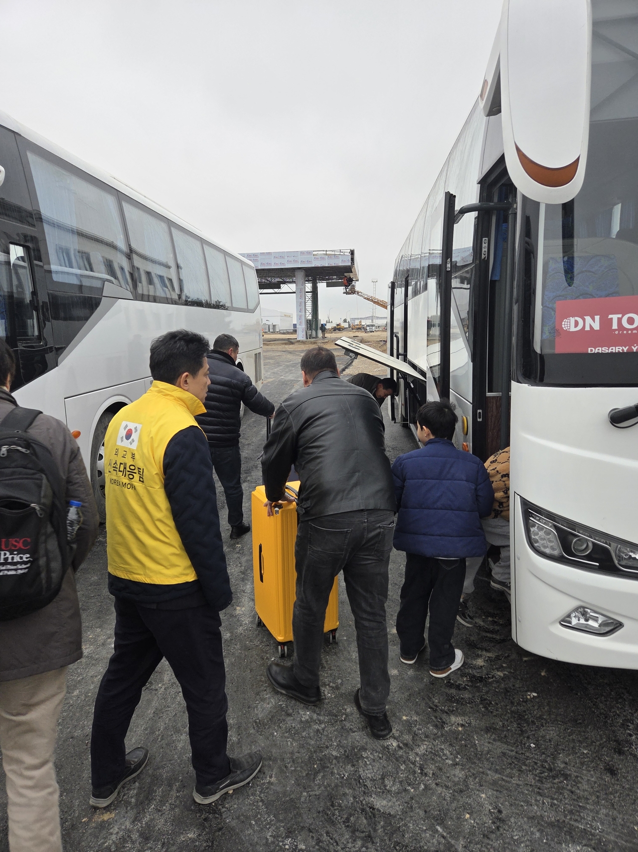 South Korean nationals board a chartered bus for evacuation from Tehran. (Ministry of Foreign Affairs)