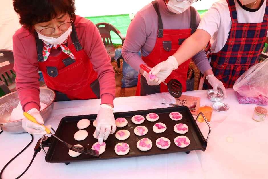 Hwajeon, flower rice pancakes, making activity at the Bloom and Run Festival in Yeosu (KTO)