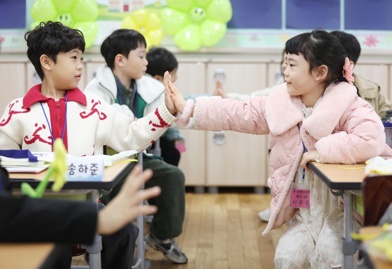 First graders greet classmates for the first time at Jangdong Elementary School in Daegu on Tuesday. (Yonhap)