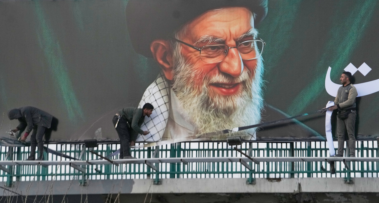Workers install a billboard on an overpass containing a portrait of the late Iranian Supreme Leader Ayatollah Ali Khamenei, who was killed during ongoing joint US-Israeli military attacks, in Tehran on Monday,  (AP-Yonhap)