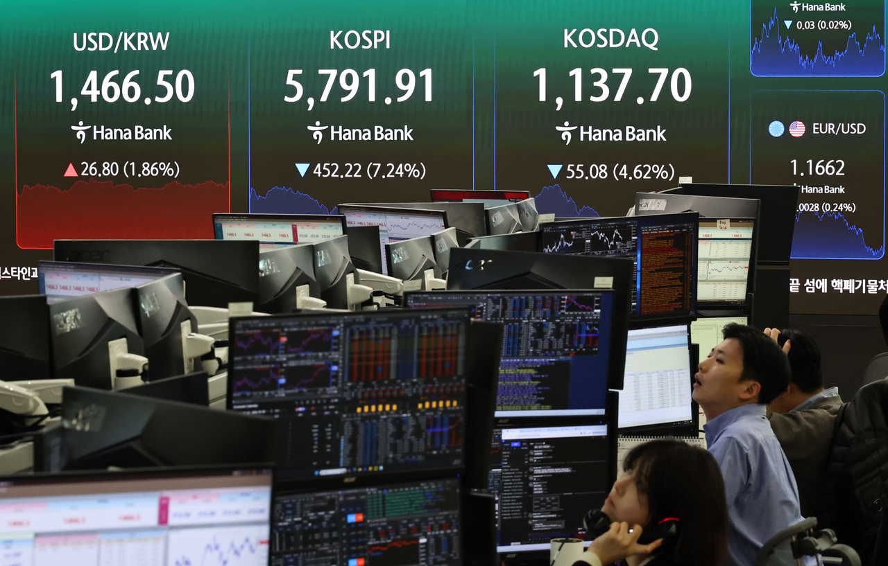 An electronic board showing the Korea Composite Stock Price Index at a dealing room of the Hana Bank headquarters in Seoul on Tuesday. (Yonhap)