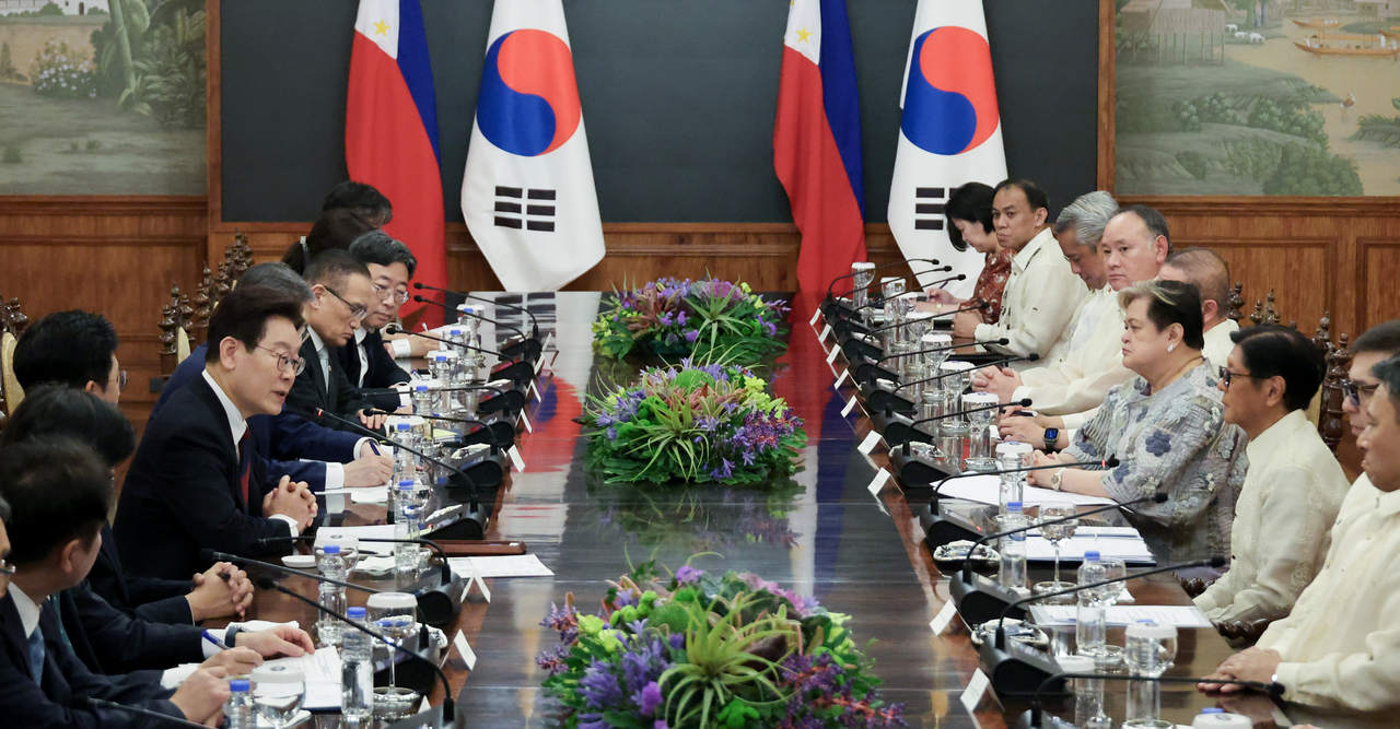 South Korean President Lee Jae Myung and Philippine President Ferdinand Marcos Jr. hold talks at Malacanang Palace in Manila on Tuesday. (Yonhap)
