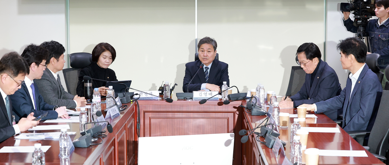 Rep. Kim Young-bae of the Democratic Party, the ruling party’s secretary on the National Assembly Foreign Affairs and Unification Committee, speaks at a meeting between the party and the Foreign Ministry on the Middle East situation in Seoul on Tuesday. (Yonhap)