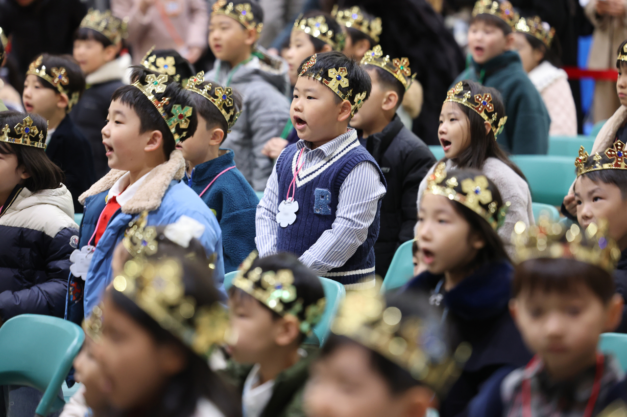 First graders attend their entrance ceremony at Wonchon Elementary School in Seoul on Tuesday. (Yonhap)